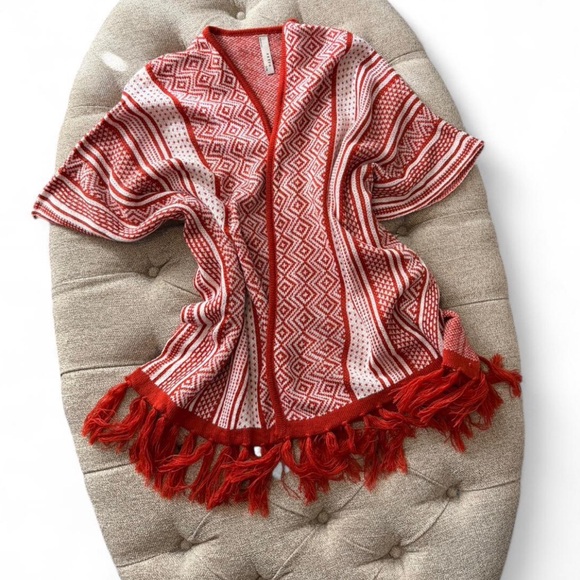 Geometric Pattern Fringe Poncho - Picture 3 of 16